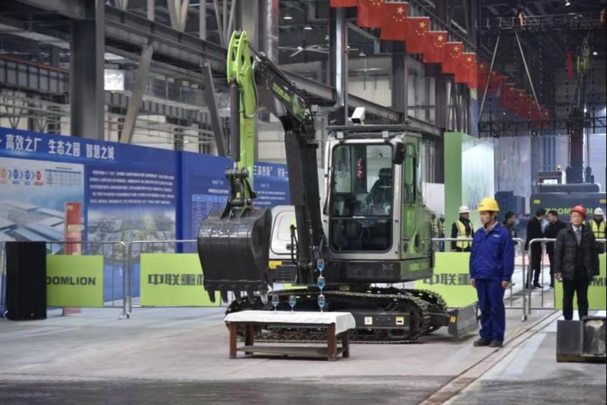 Set Sail! ZOOMLION Smart Industry City Medium and Large Excavator Workshop Put into Production Exploring the World's Leading Dark Production Line